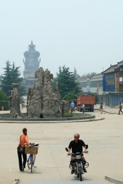 Rue avec le Bouddha